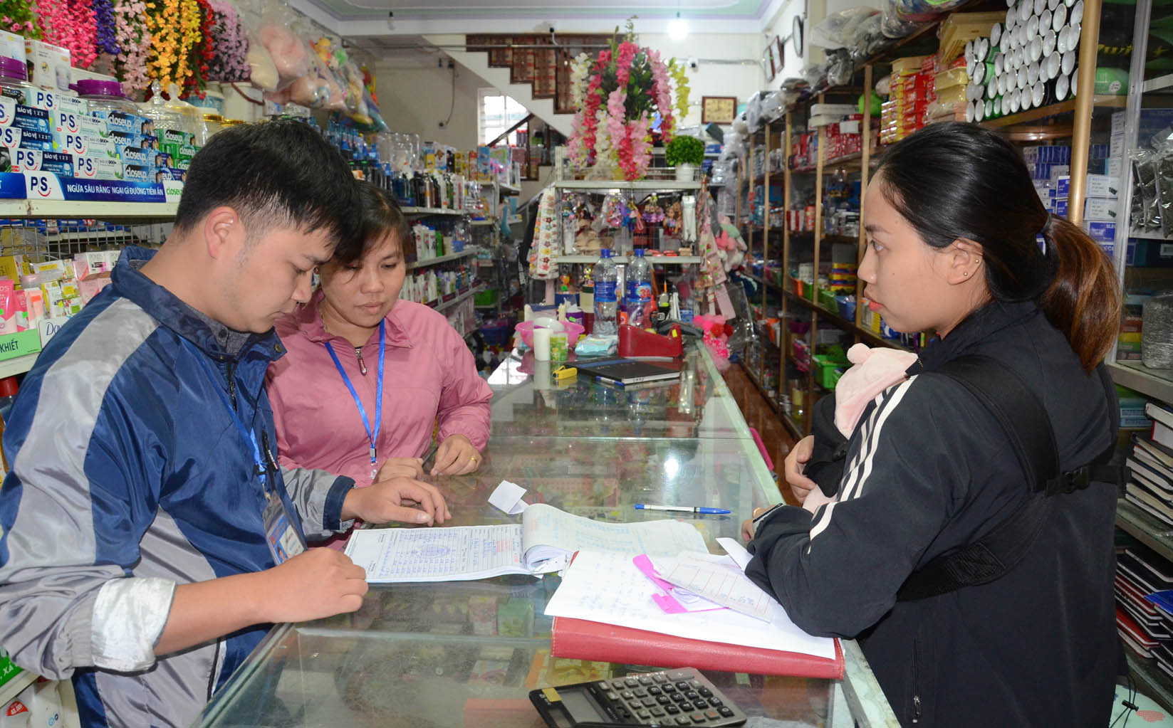 Cán bộ Chi cục Thuế khu vực Phong Thổ - Sìn Hồ kiểm tra thuế tại các đơn vị kinh doanh  trên địa bàn thị trấn Sìn Hồ.